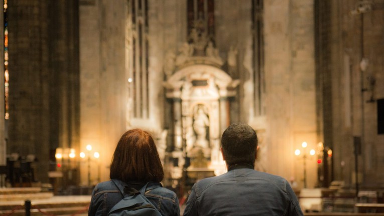 Les couples chrétiens doivent-ils partager leur foi à la messe ?